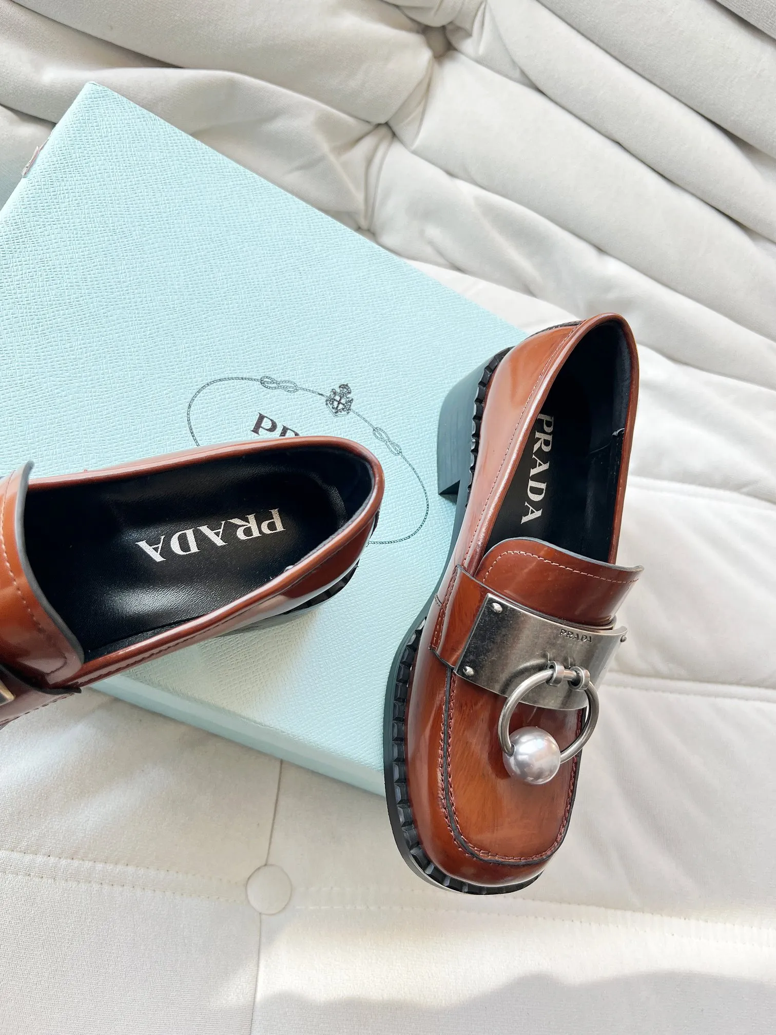 👟👟Ex-factory price 560👟👟 Prada’s new spring and summer women’s clothing｜Absolutely beautiful🥰Exception! Extra number! Anita will continue to update the latest SS25 catwalk pre-sale models, with novel logos as soul mates. Full of fun ~ Adhering to the trend-setting vane, you must believe in Prada's ability to capture fashion. 35-42 yards